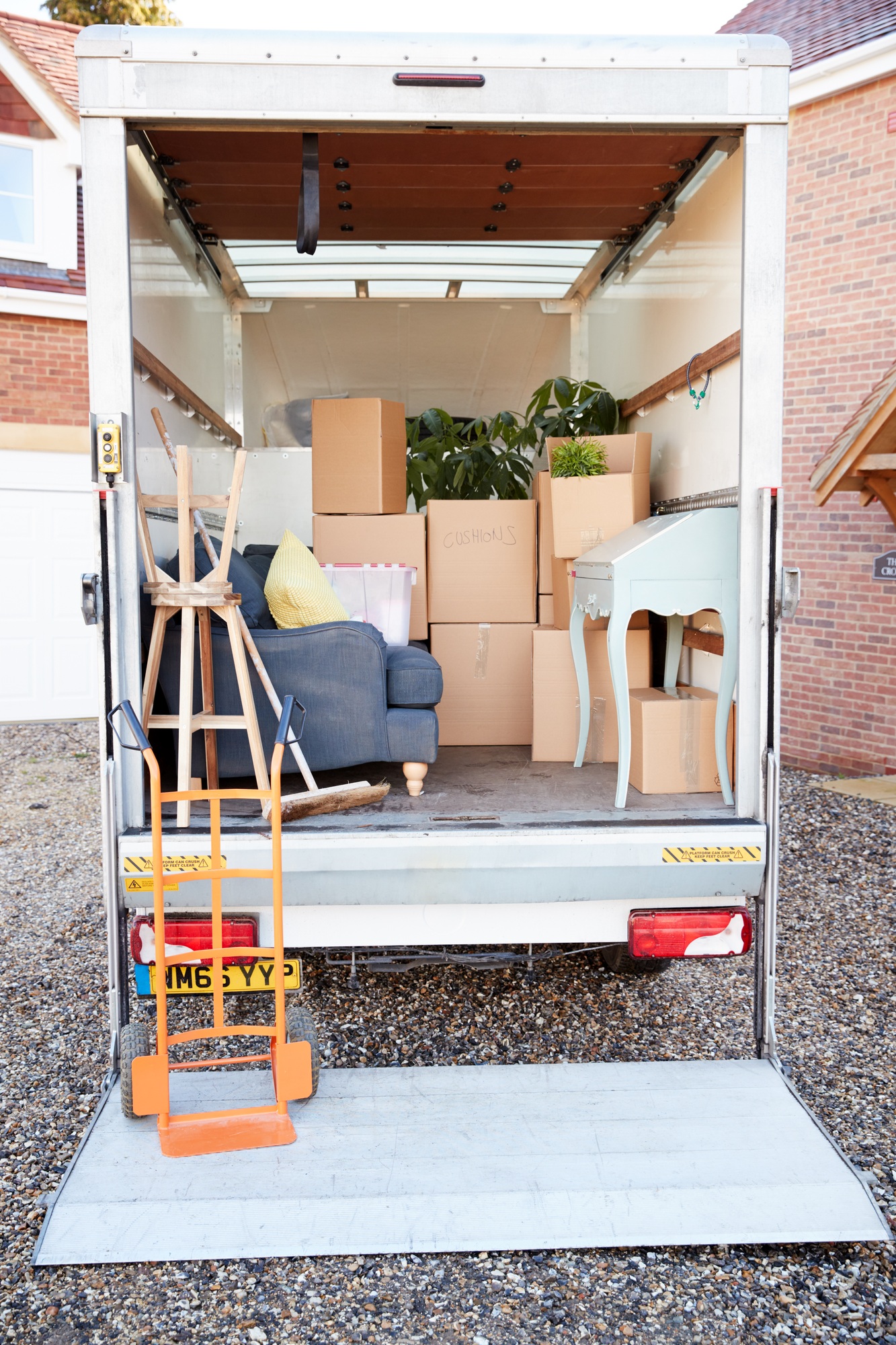 Chargement d’un déménagement: box et meubles dans un camion, chariot et porte-érafaudage prêts à l’emploi. Bien préparer son déménagement fiche pratique integré.